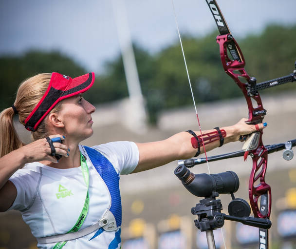 Ana Umer takoj po izpustu puščice z olimpijskim lokom